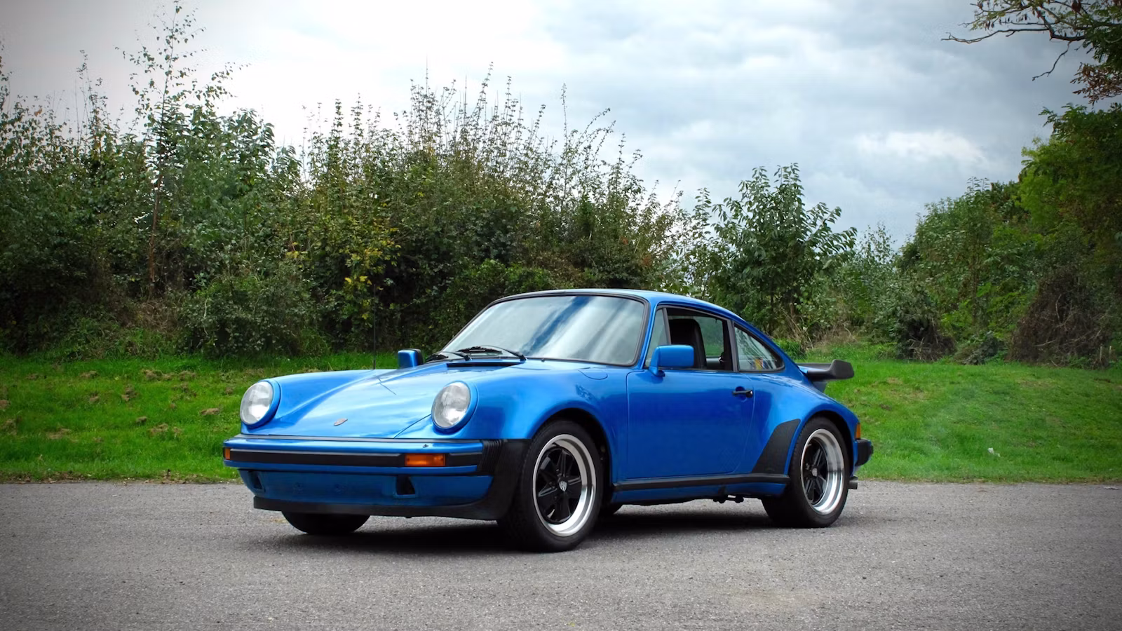 Ein klassischer Porsche 930 Turbo aus 1979 als Beispiel für ein Auto mit Turbolader