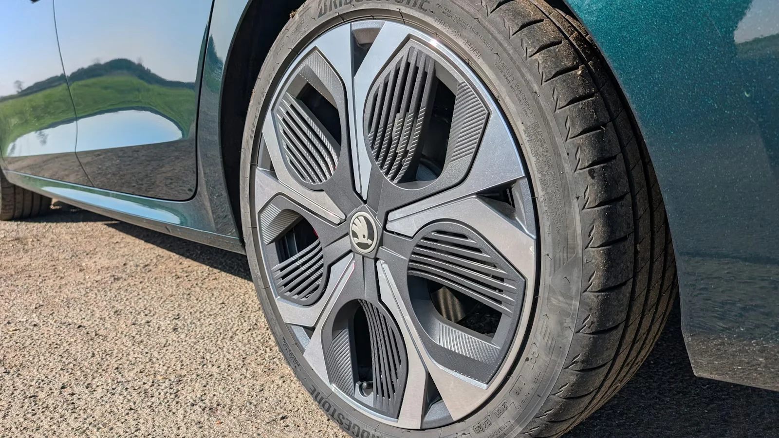2025-Skoda-Octavia-vRS-Estate-alloy-wheel-Carwow
