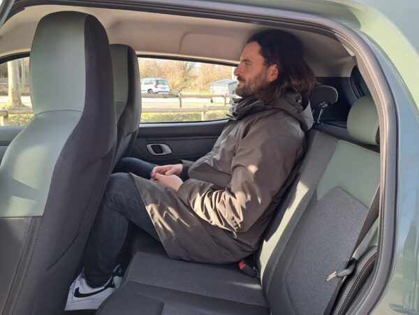 Dacia Spring Rücksitzbank mit Cvetko Mijatov