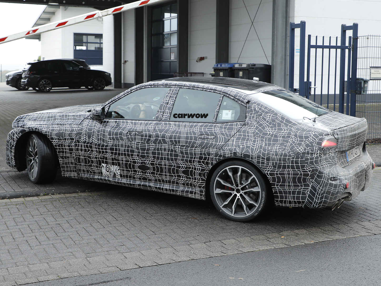 BMW 3er 2026 auf Testfahrt seitlich hinten