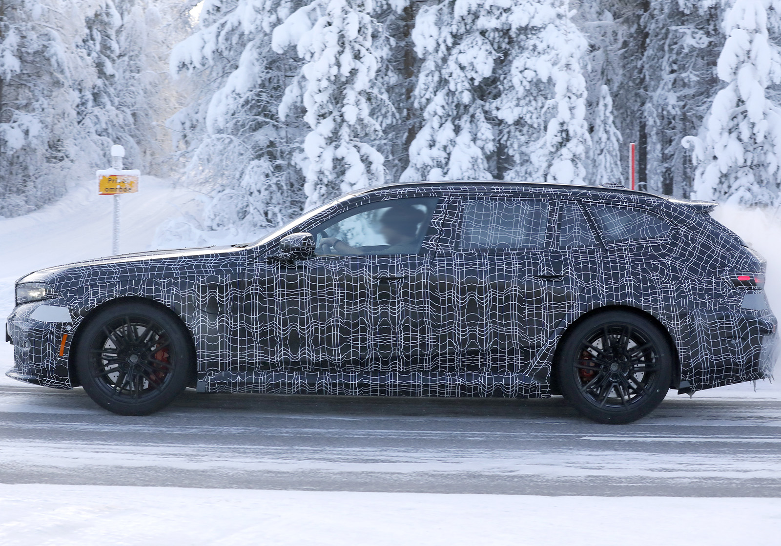 BMW M5 Facelift Wintertest Seitenansicht 2