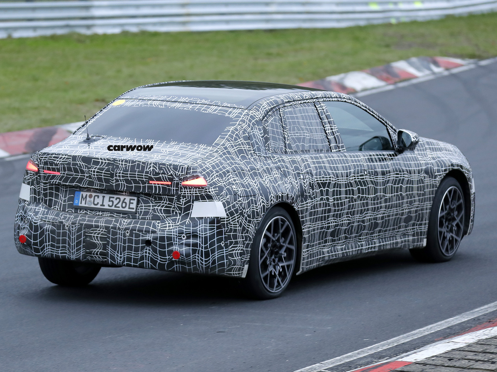 BMW i3 2026 auf Testfahrt dynamisch