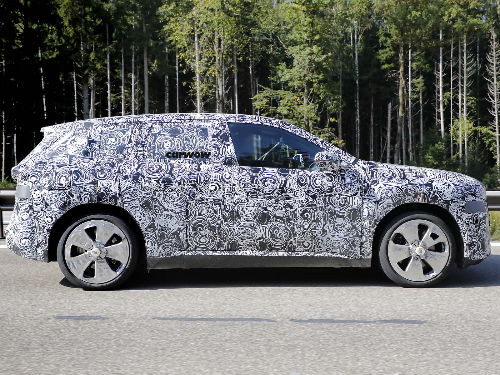 BMW iX1 2027 auf Testfahrt Seitenansicht