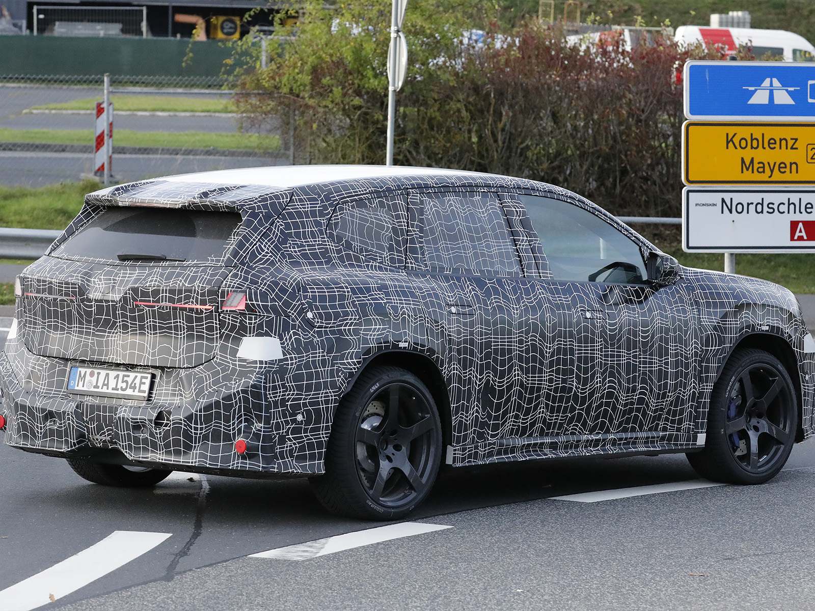 BMW iX3 M auf Testfahrt dynamisch Heck