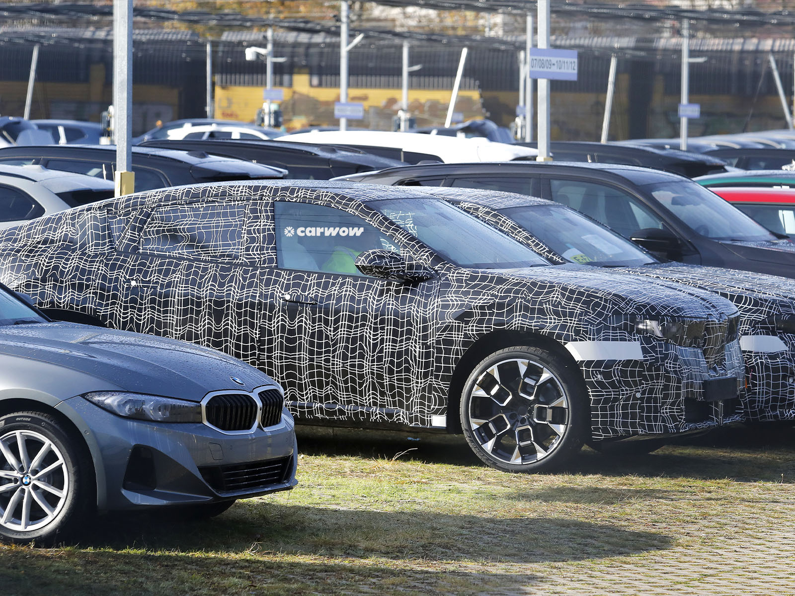 BMW iX4 2026 auf Parkplatz