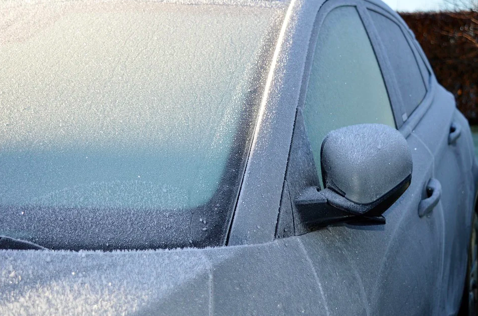 Autoscheibe von innen gefroren: Was Sie tun können und was dumm