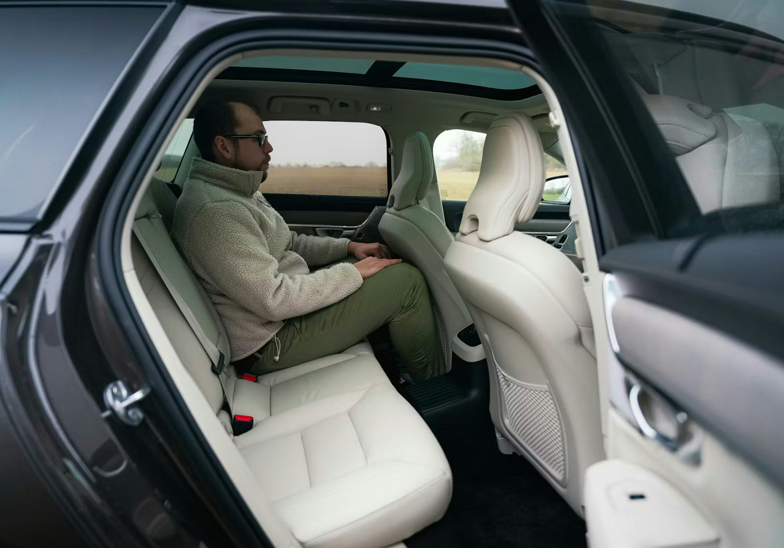 Carwow-2025-Volvo-V90-RHD-9