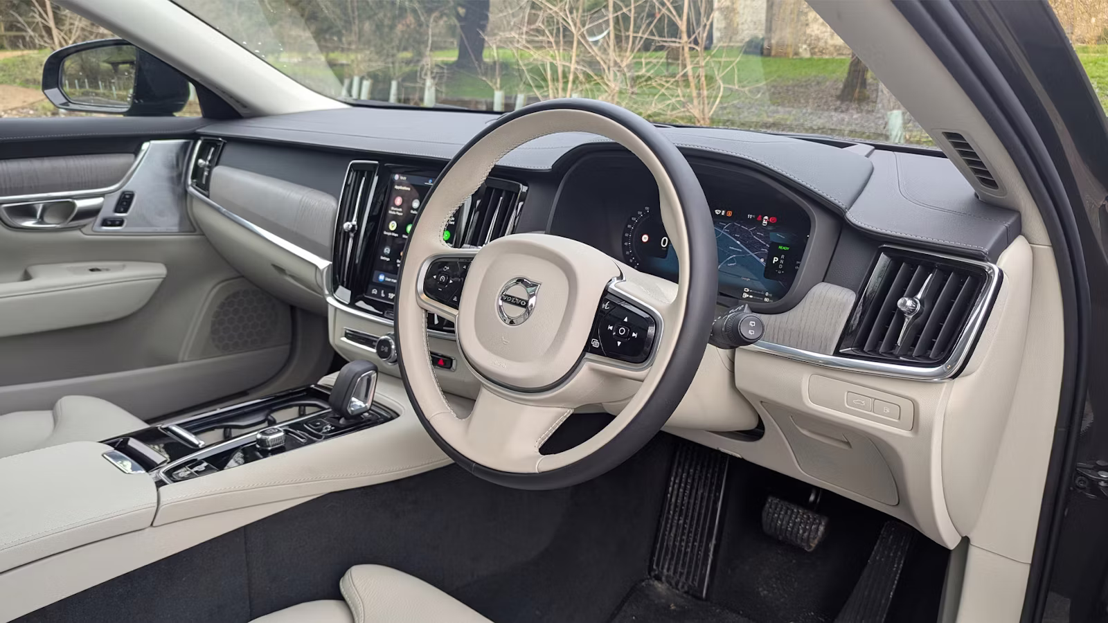 Carwow-2025-Volvo-V90-RHD-interior