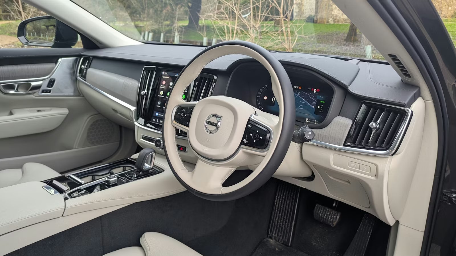 Carwow-2025-Volvo-V90-RHD-interior