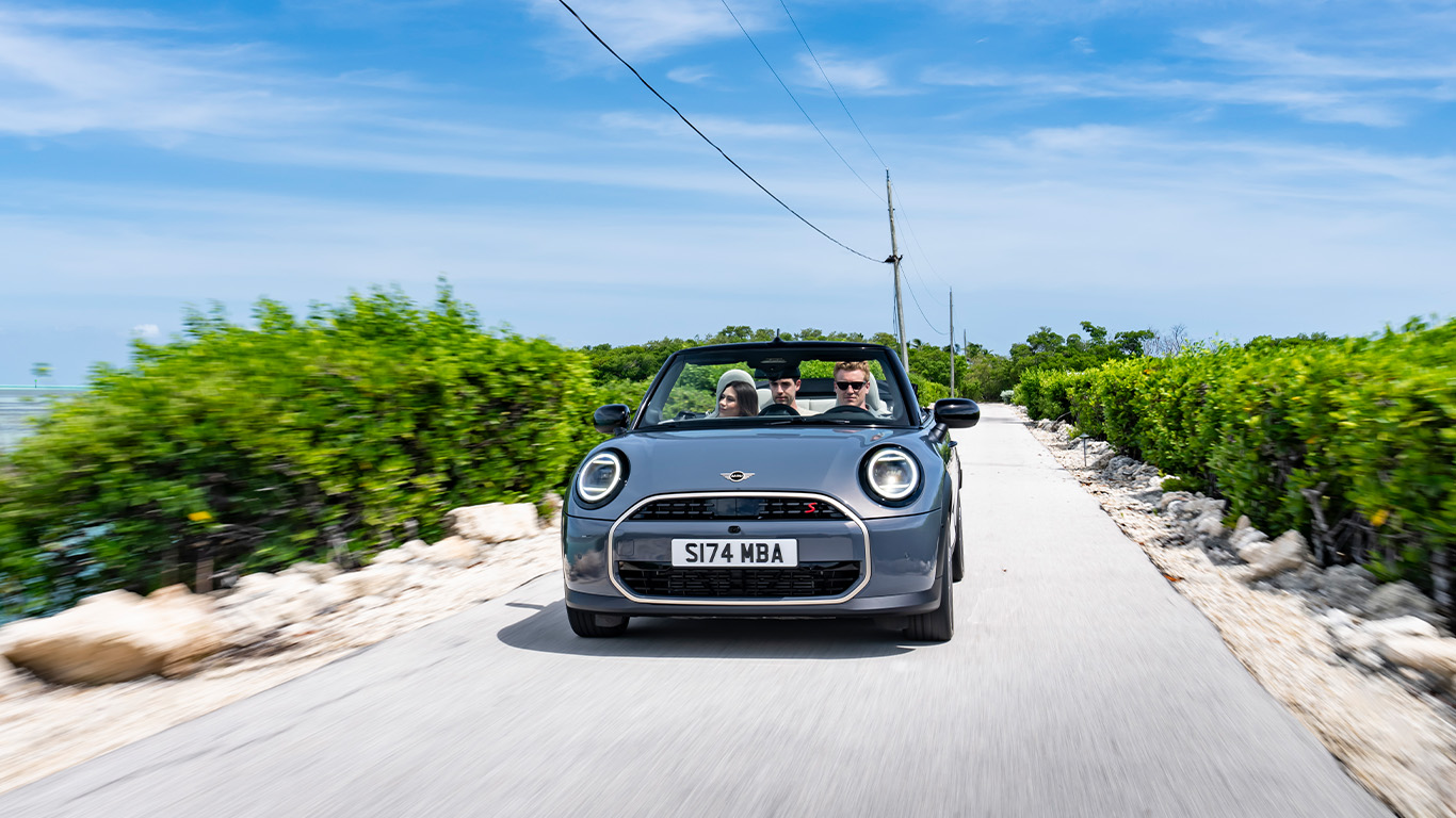 Mini Cooper Cabrio auf Fahrt