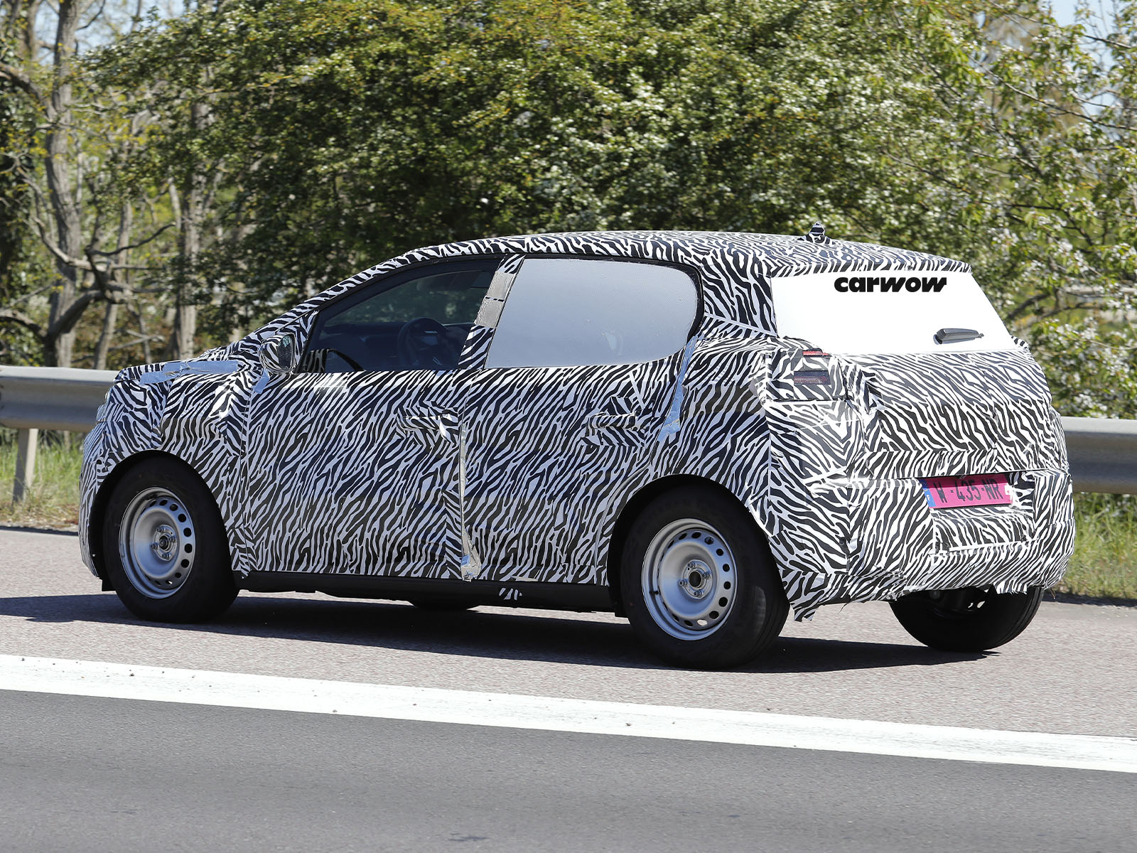 Dacia EV auf Testfahrt Heckansicht 2