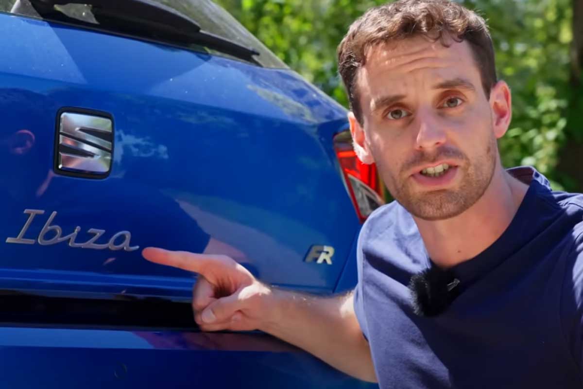 Seat Ibiza in Blau, Daniel Hohmeyer zeigt mit Finger auf Schriftzug