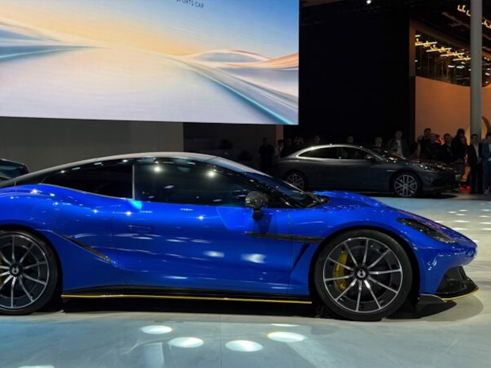 Denza Z Seitenansicht