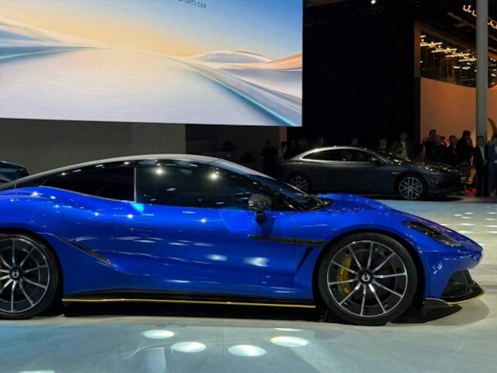 Denza Z Seitenansicht