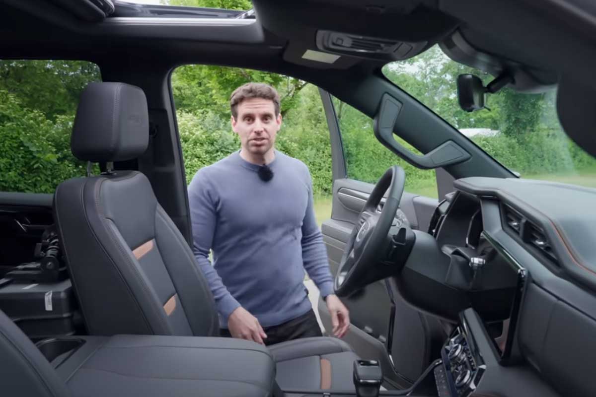 Innenraum des GMC Sierra, Daniel steht dabei