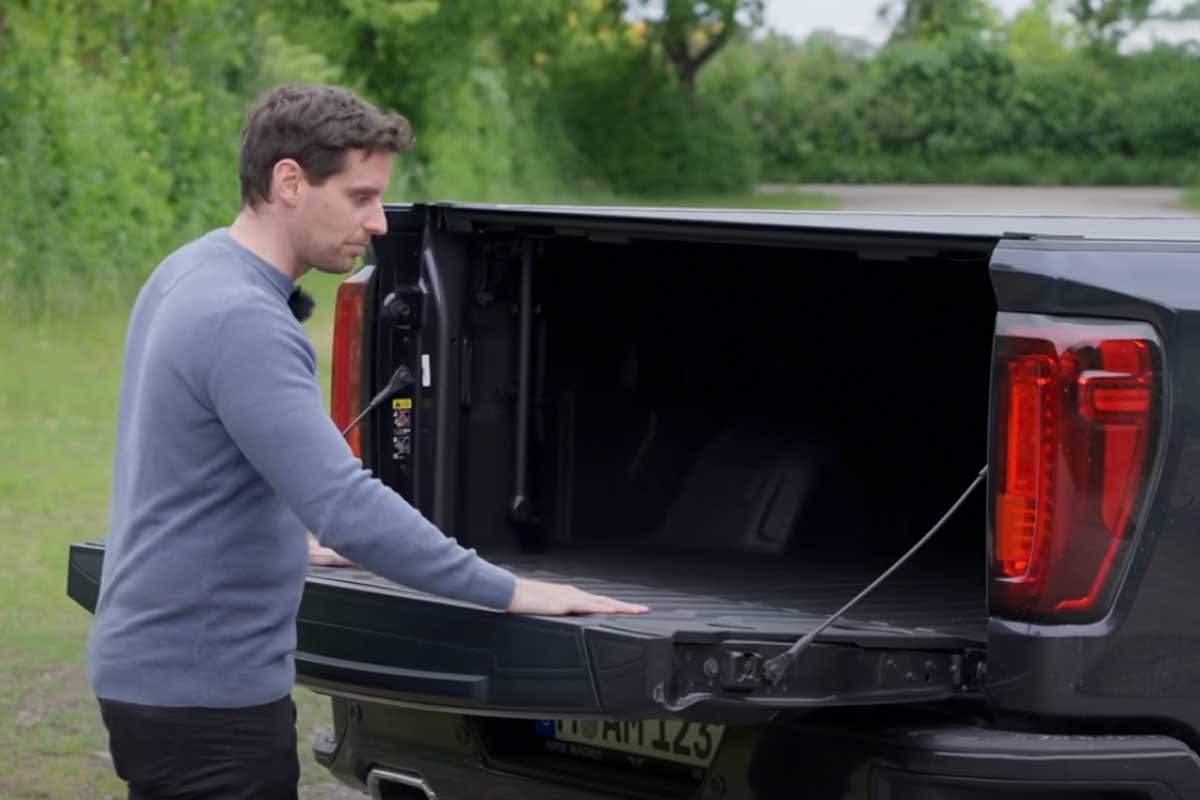 Ladefläche des GMC Sierra, Daniel Hohmeyer öffnet Heckklappe