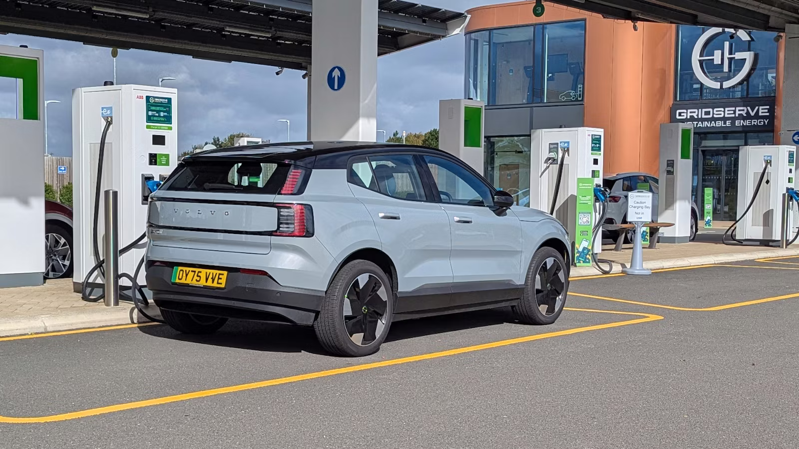 Volvo EX30 beim Ladevorgang