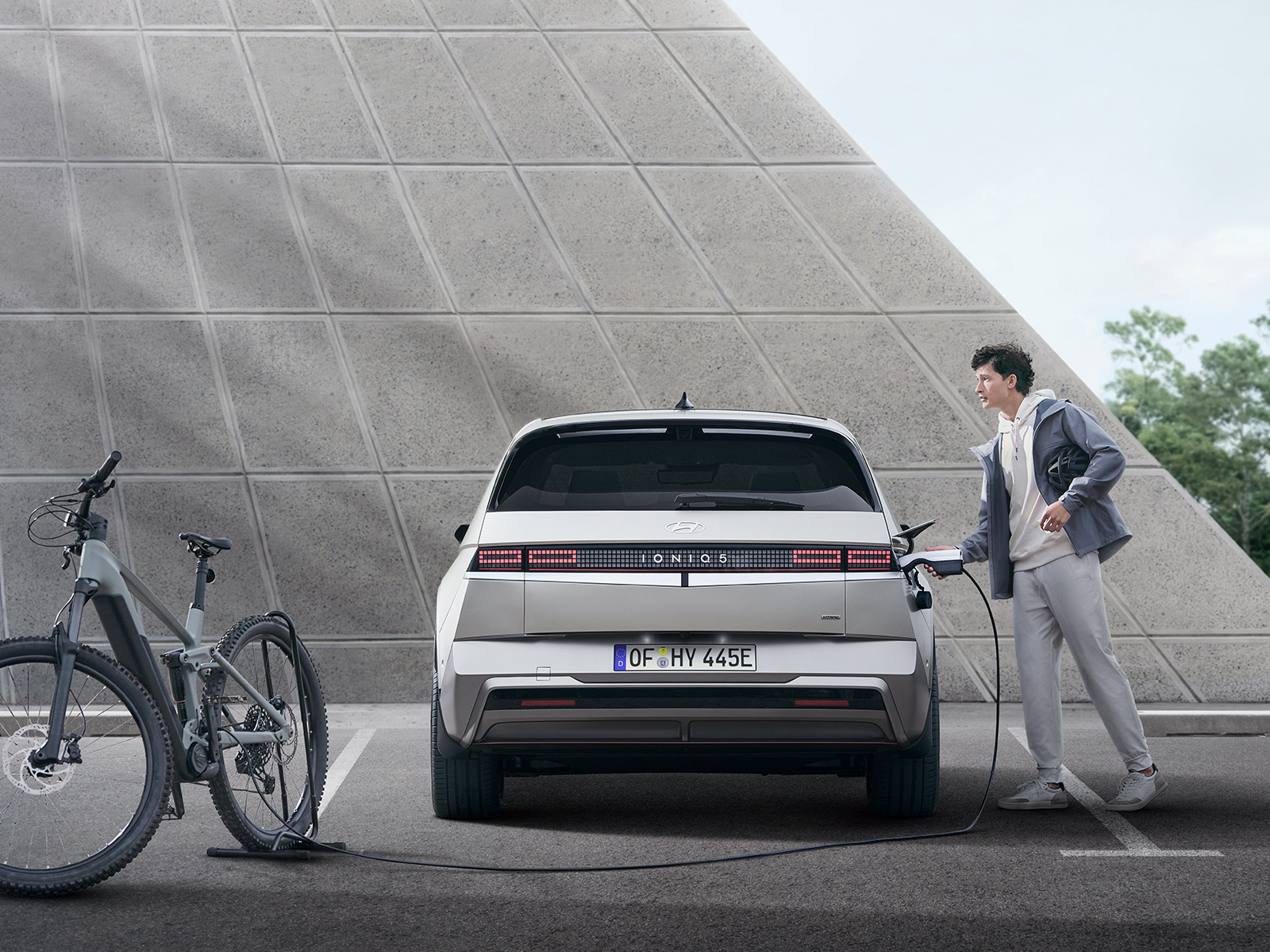 Hyundai Ioniq 5 Heckansicht beim bi-direktionalen Laden