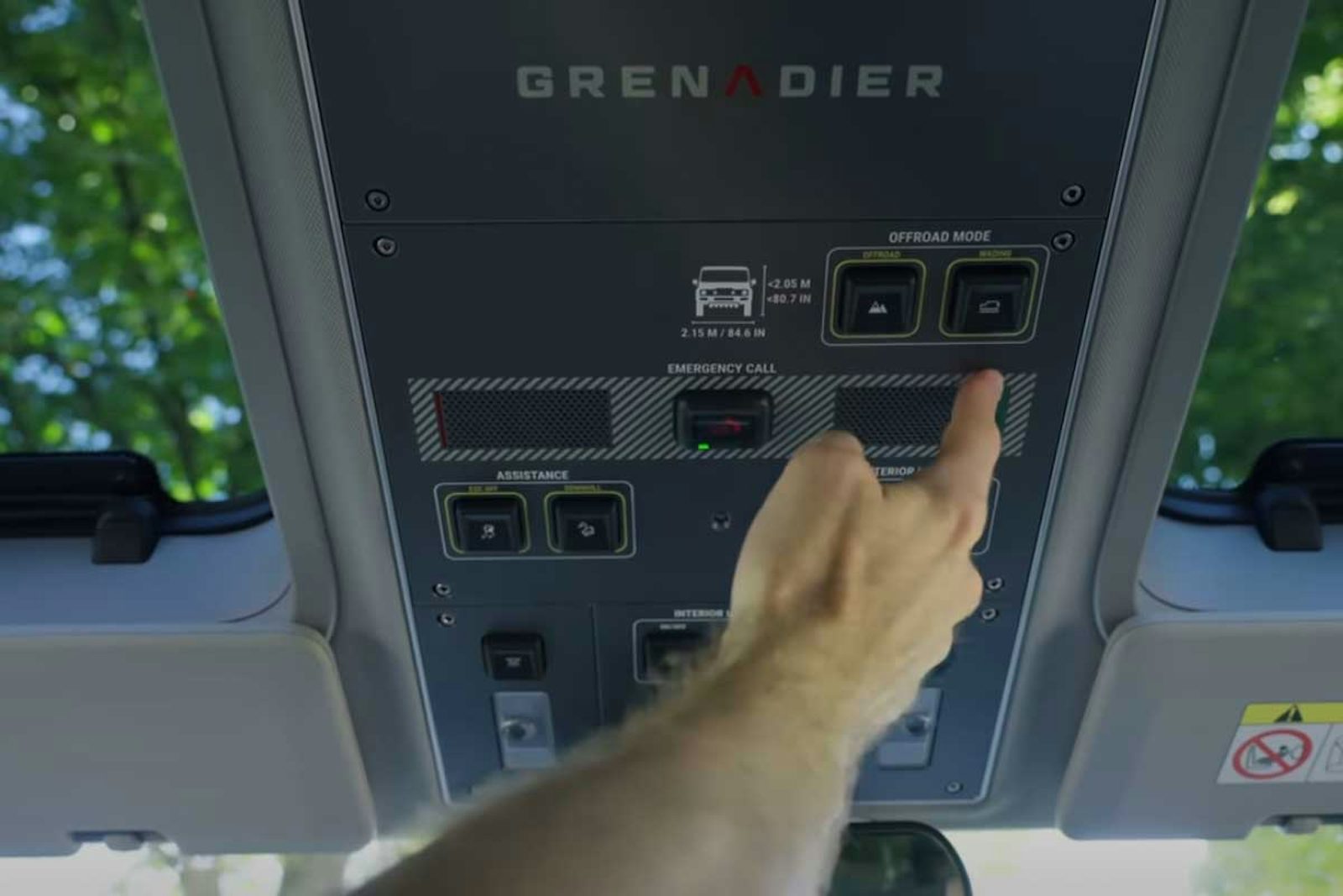 Ineos Grenadier Schalter am Dachhimmel