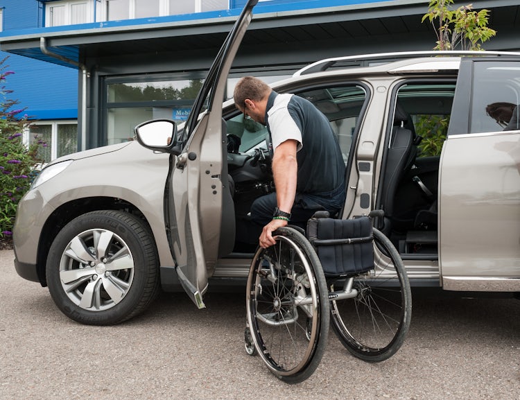 Auto behindertengerecht umbauen: Zuschüsse, Umbauoptionen und