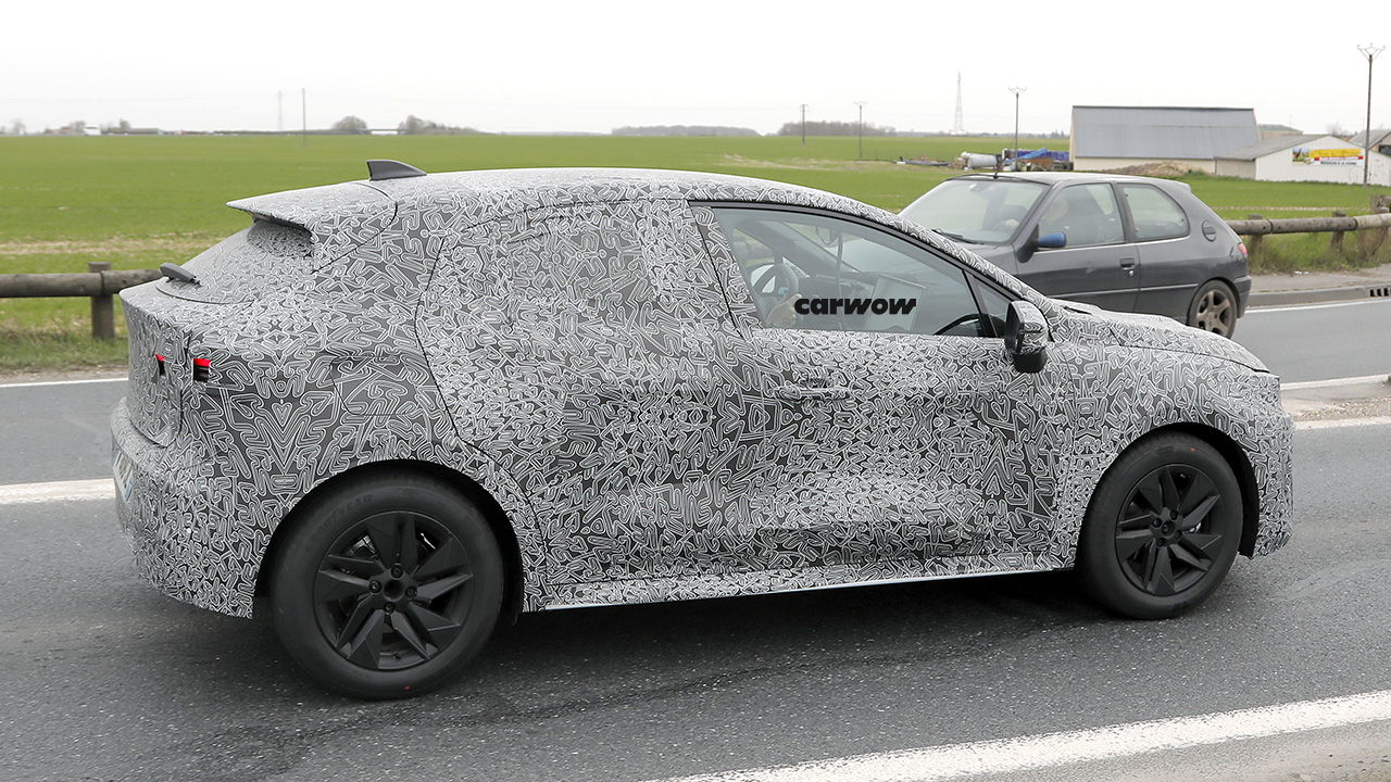 Renault Clio Test Drive 2025 Side View 2