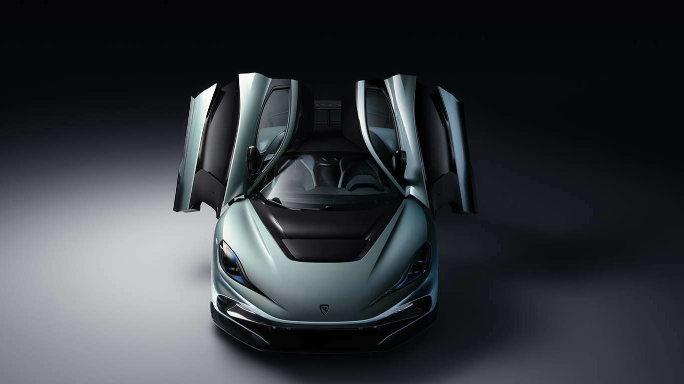 Rimac Nevera R mit offenen Türen