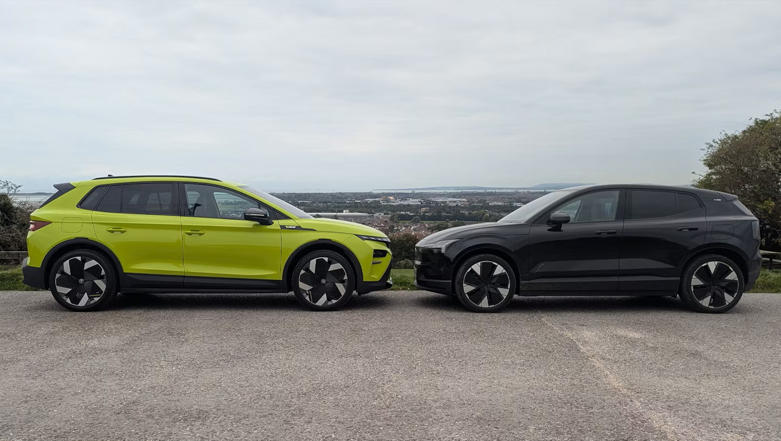 Skoda Elroq RS vs Volvo EX30 Twin Motor Seitenansicht