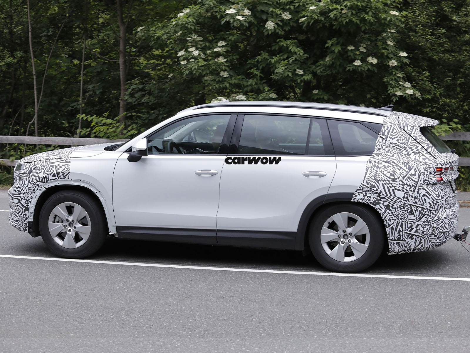 Skoda Kodiaq Facelift auf Testfahrt Seitenansicht 2