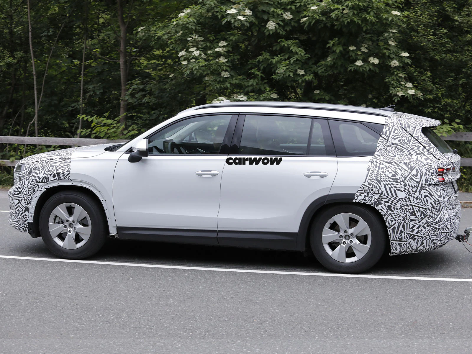 Skoda Kodiaq Facelift auf Testfahrt Seitenansicht 2
