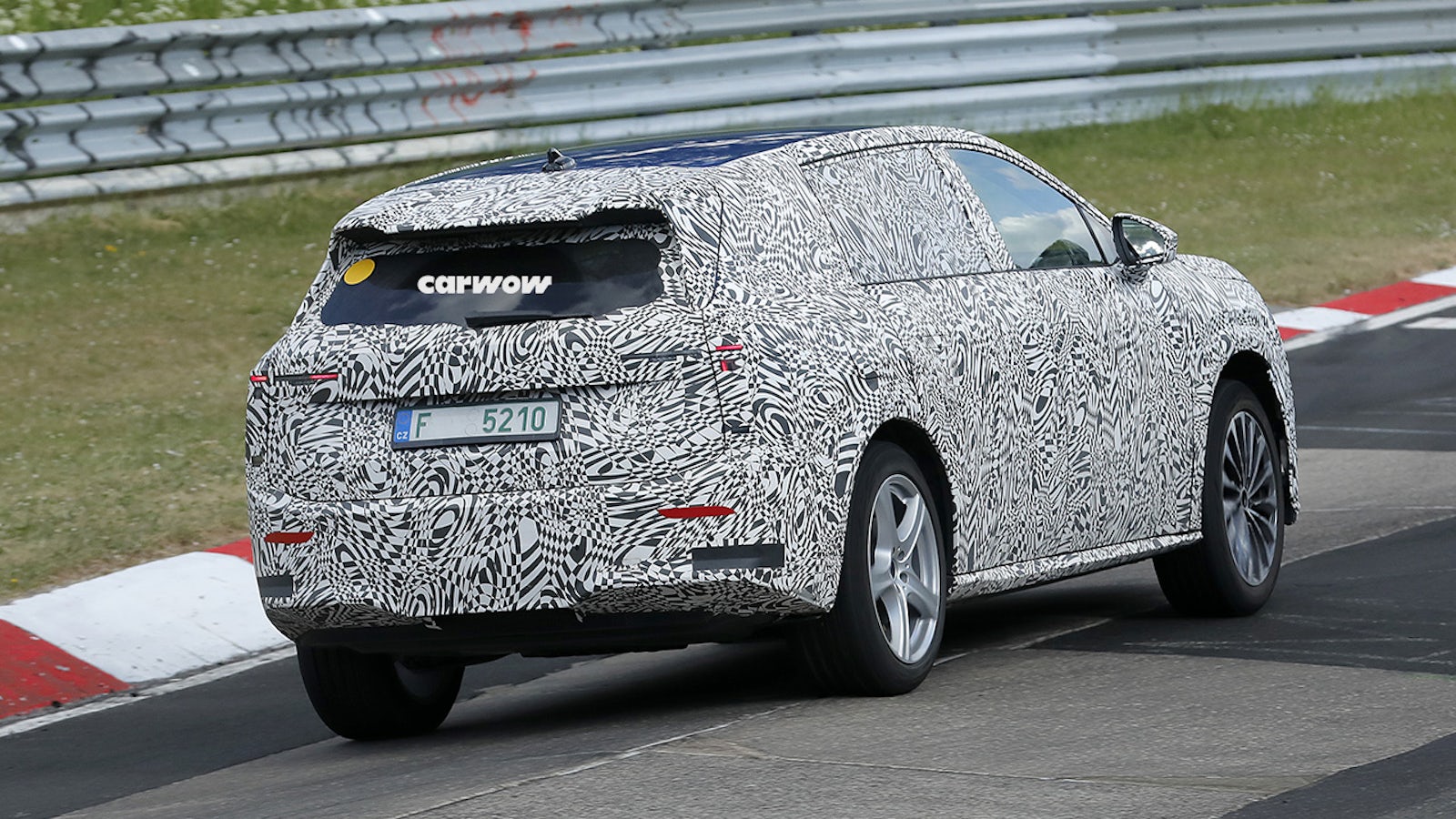 Skoda Vision 7S Ring Testfahrt Heckansicht