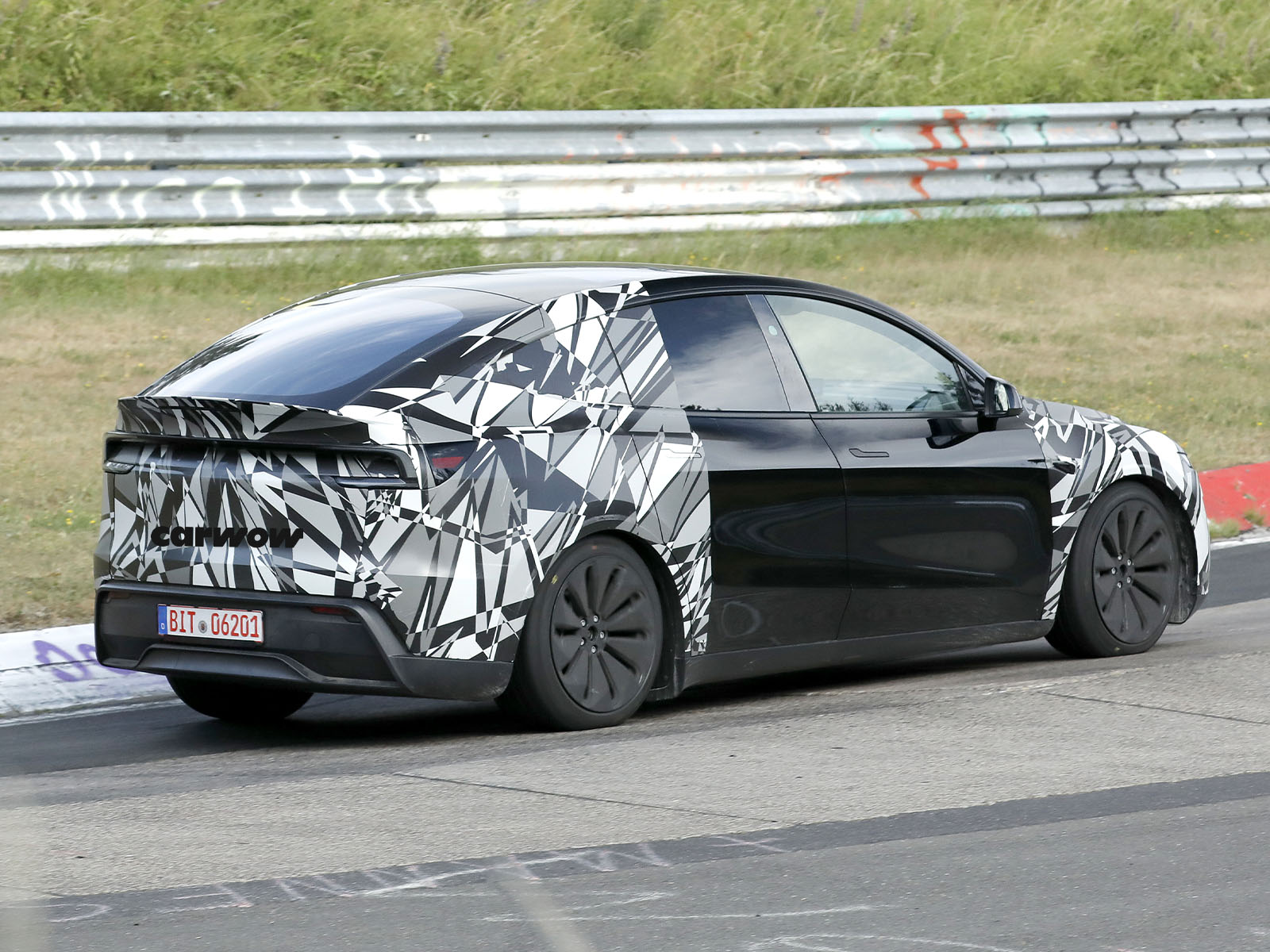 Tesla Model Y L auf Testfahrt Heckansicht