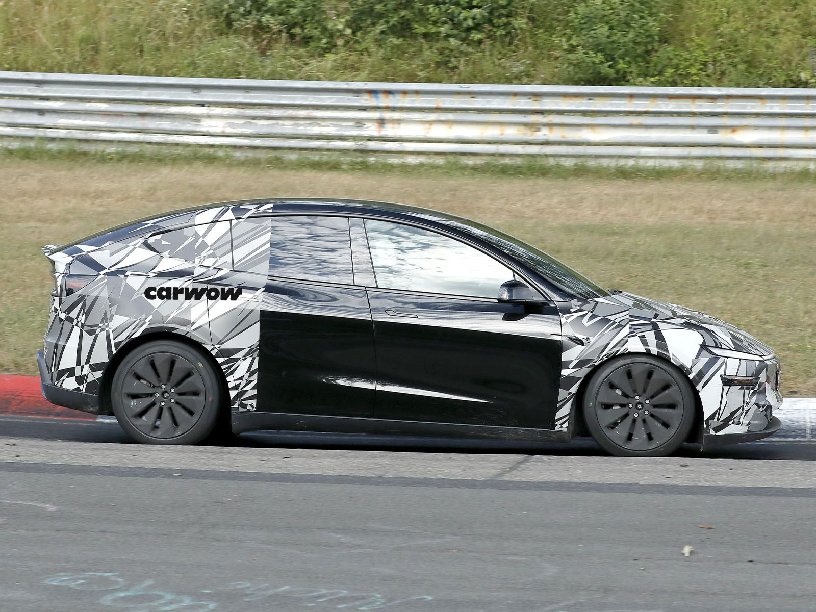 Tesla Model Y L auf Testfahrt Seitenansicht 2