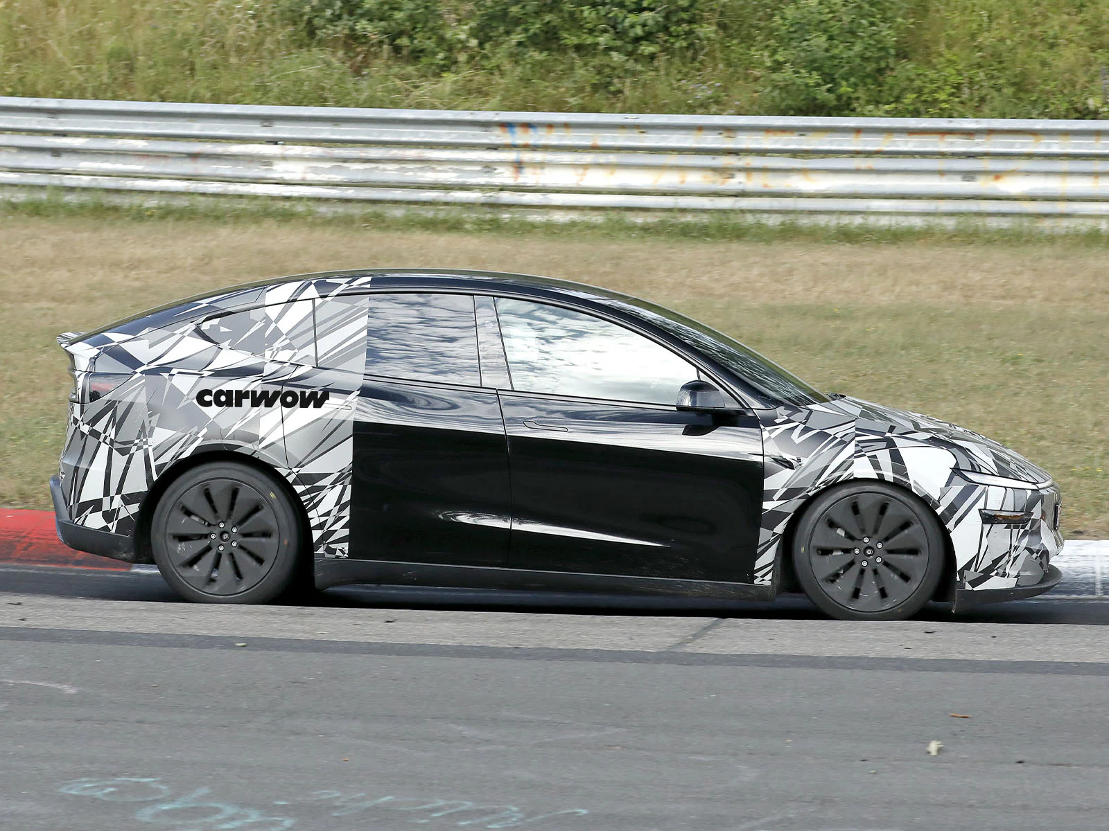Tesla Model Y L auf Testfahrt Seitenansicht 2