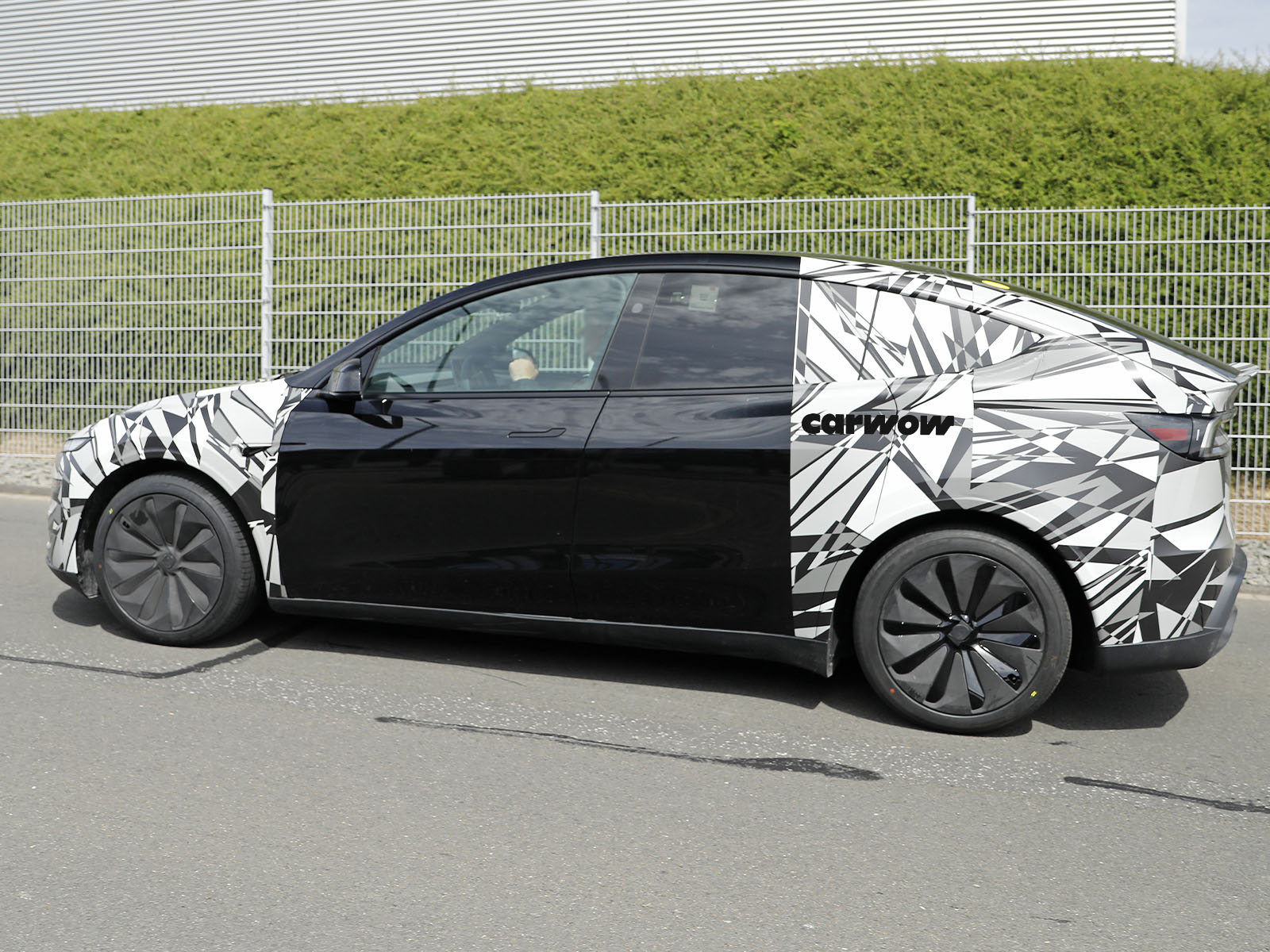 Tesla Model Y L auf Testfahrt Seitenansicht 3