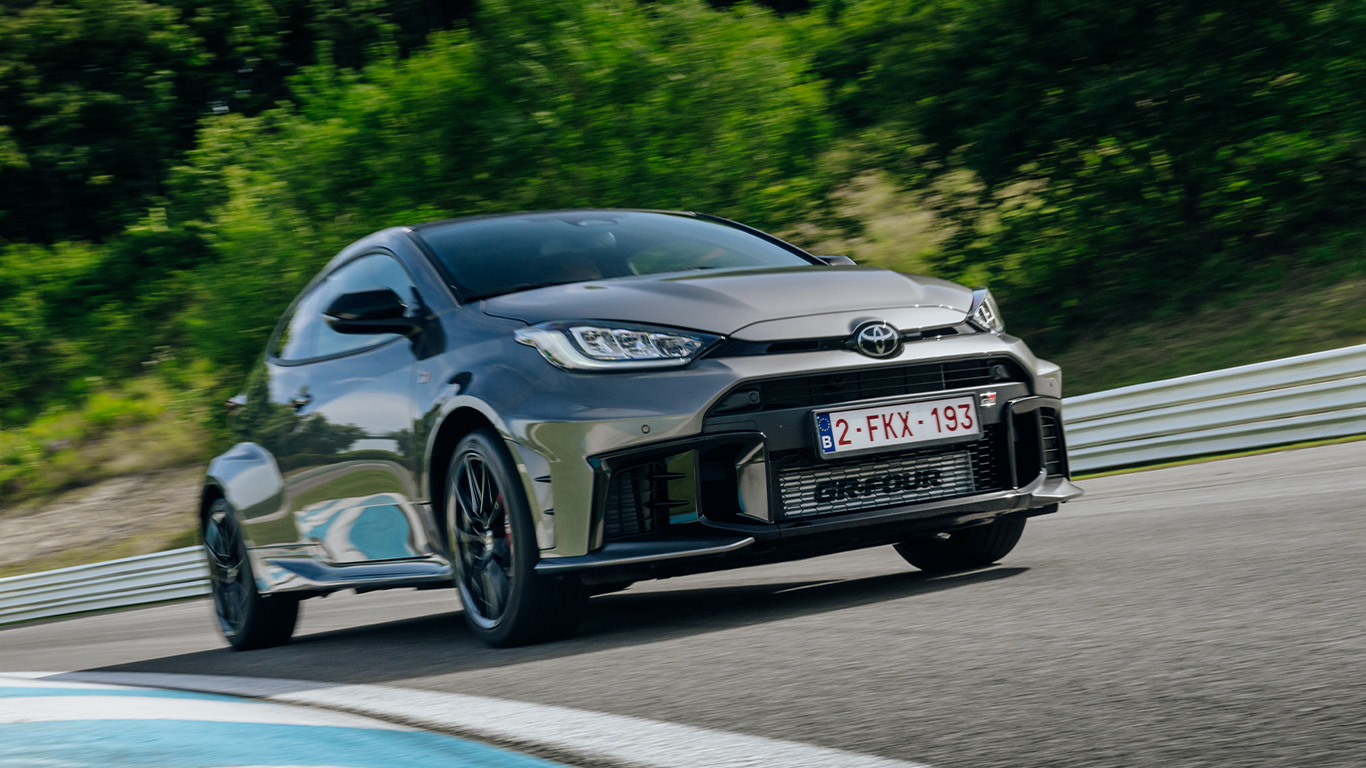 Toyota GR Yaris auf der Strecke Frontal