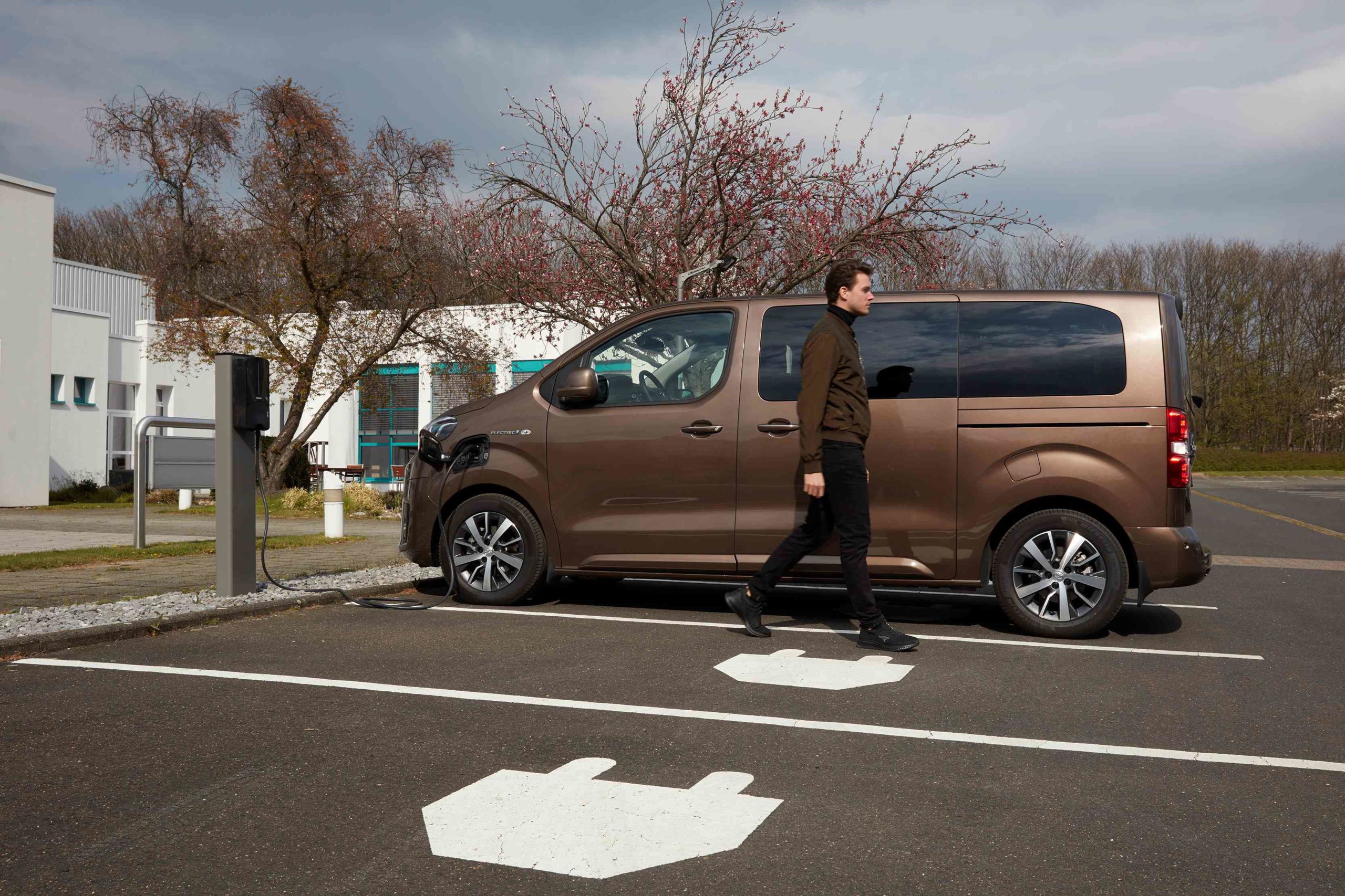 Toyota Proace Verso Electric Preis, Motoren, Ausstattungen und Alternativen carwow.de