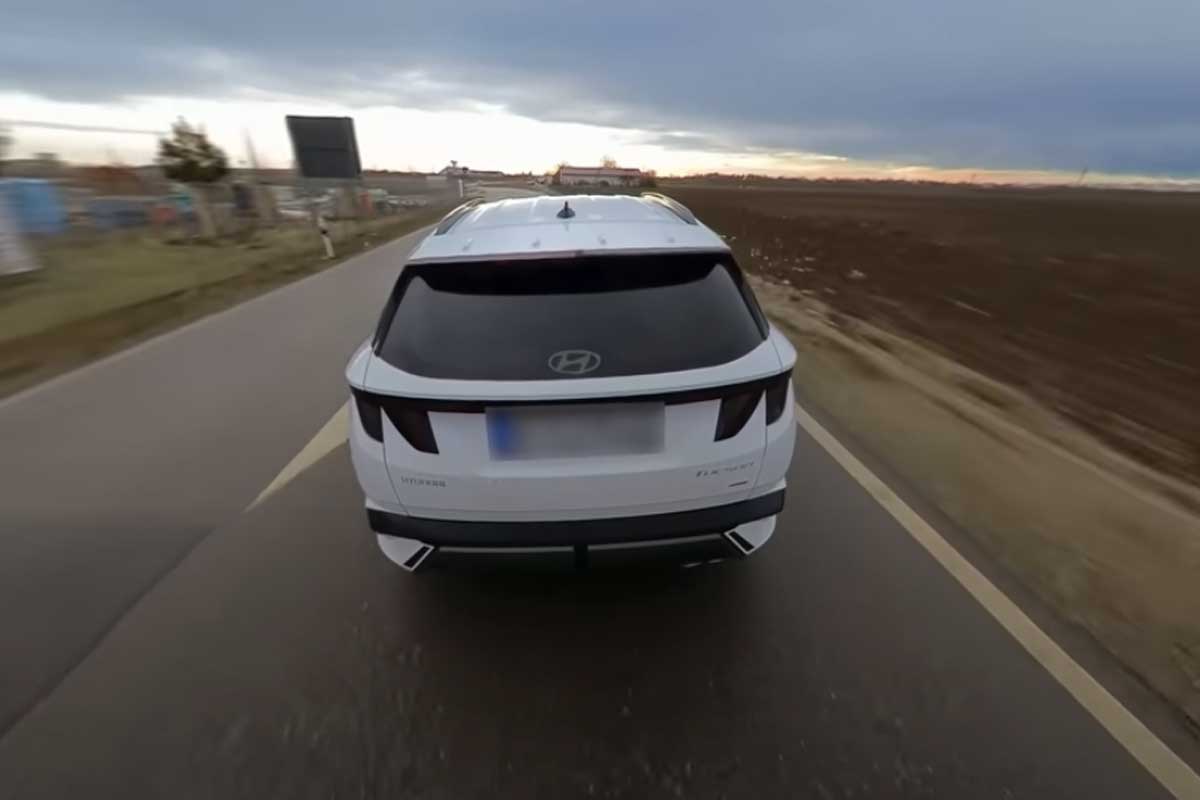 Hyundai Tucson in weiss fahrend von hinten