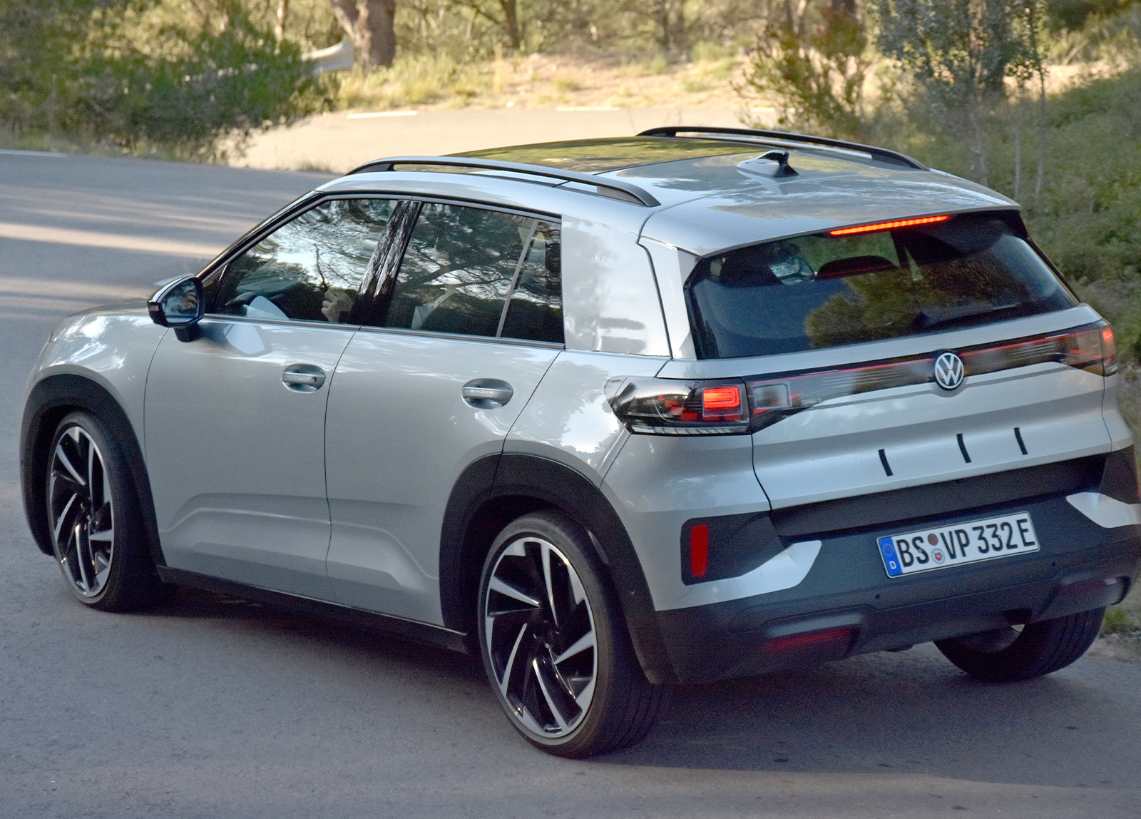 VW ID Cross auf Testfahrt Heckansicht 2
