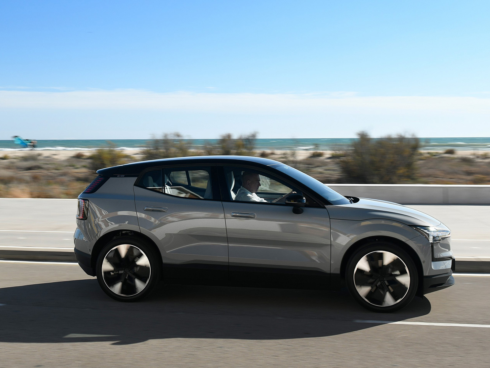 Volvo EX30 im Vergleich Seitenansicht