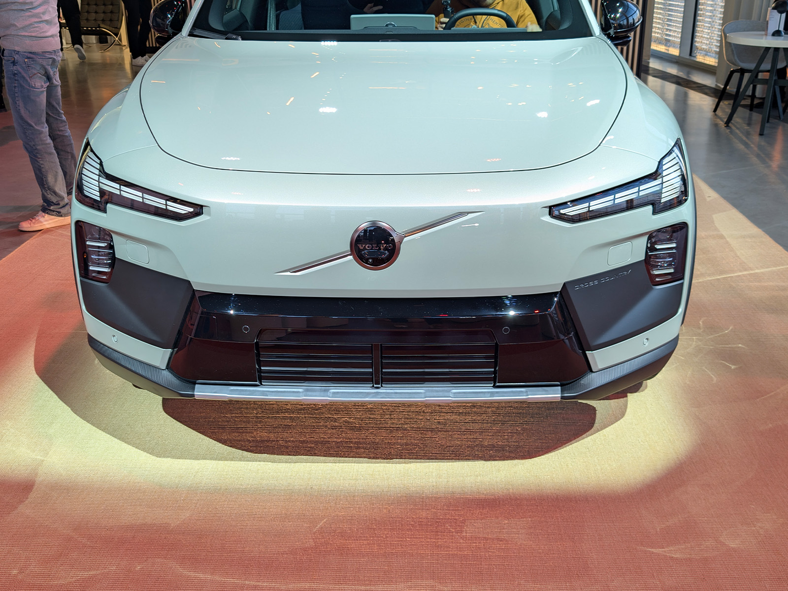 Volvo EX60 Cross Country Front