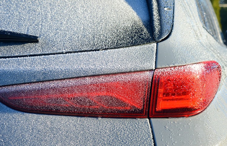 Seite Autotür mit gefrorenen Fenster aus Glas Eistee in der