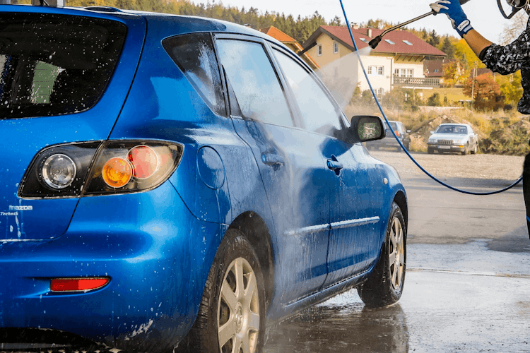 Auto waschen im Winter: Tipps und minimale Temperatur